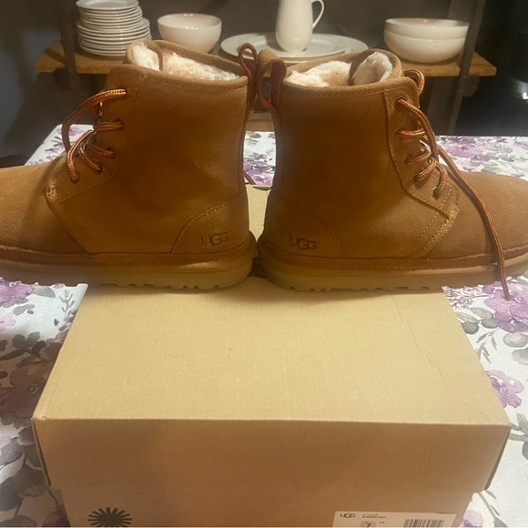 UGG with Neumel high. Chestnut color. Size 7. Great condition. - Picture 7 of 10